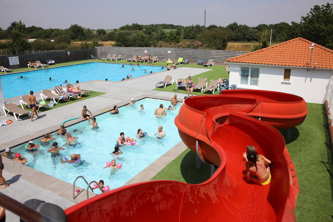 piscine-exterieure-toboggan